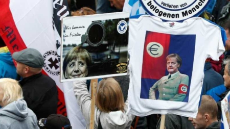 Allemagne: Merkel accueillie par des sifflets et des invectives à Dresde