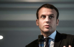 Macron: Le choix de se présenter "pas suspendu" à la décision de Hollande 
