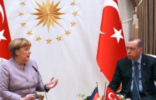 En Turquie, Merkel interpelle Erdogan sur la liberté d'expression