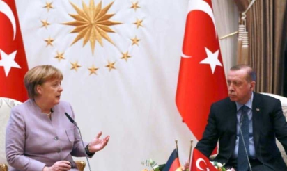 En Turquie, Merkel interpelle Erdogan sur la liberté d’expression