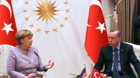 En Turquie, Merkel interpelle Erdogan sur la liberté d’expression