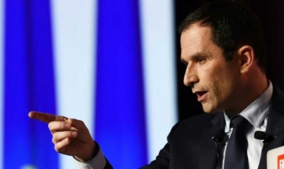 Face aux doutes du PS, Hamon charge violemment Macron à Marseille
