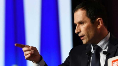 Face aux doutes du PS, Hamon charge violemment Macron à Marseille