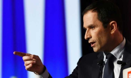 Face aux doutes du PS, Hamon charge violemment Macron à Marseille