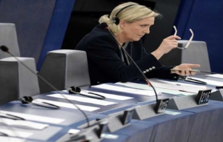Exactions de l'EI sur Twitter: Marine Le Pen perd son immunité 