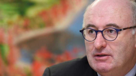 Le commissaire Hogan met les agriculteurs français en garde contre Le Pen