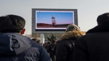 Pyongyang tire une salve de missiles, trois tombent près du Japon