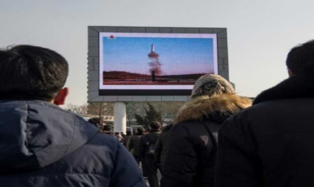 Pyongyang tire une salve de missiles, trois tombent près du Japon