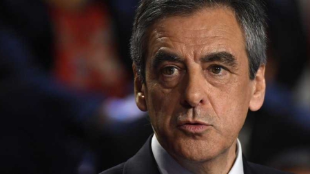 Soupçonné d’avoir rendu les mauvais costumes, Fillon dénonce des accusations grotesques