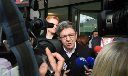 Taper sur les médias ou blaguer sur Snapchat, tout est bon pour une campagne anti-système