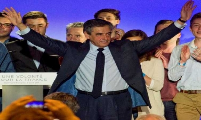 Fillon, en meeting à Paris, veut entretenir l’espoir du 2e tour