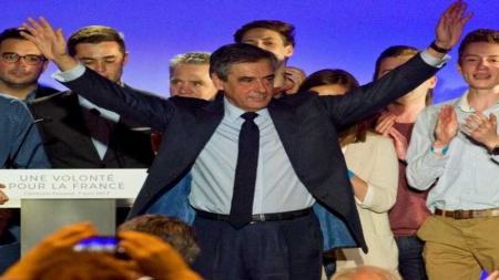 Fillon, en meeting à Paris, veut entretenir l’espoir du 2e tour