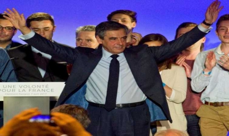 Fillon, en meeting à Paris, veut entretenir l’espoir du 2e tour