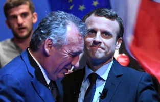  Bayrou sur la liste REM  C'est une opération de recyclage du PS