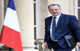 Ferrand épinglé par Le Canard enchaîné, premier accroc du quinquennat Macron 