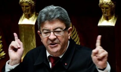 Mélenchon raille l’ivresse des sommets de Macron