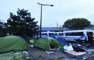 Près de 2.500 migrants évacués de campements dans le nord de Paris