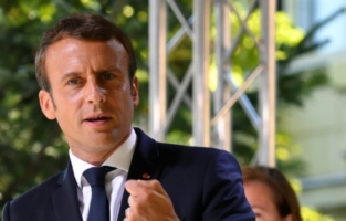 Macron va rompre son silence radio, et fait du off