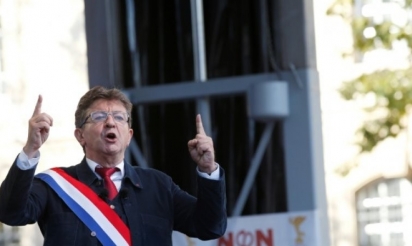 Drapeau européen: Macron n’a pas le droit de l’imposer, juge Mélenchon