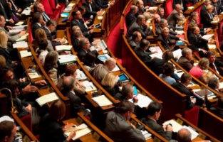 Payée 5 000 euros, une députée LREM se plaint de manger  pas mal de pâtes