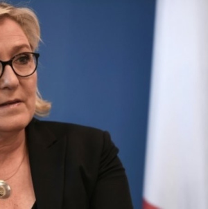 Johnny le FN regrette que Mme Le Pen soit persona non grata